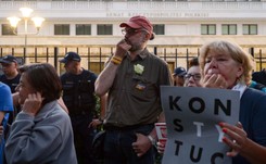 Mateusz Kijowski przegoniony przez demonstrantów. Okrzyki: 'Zdrajca', 'zapłać alimenty'