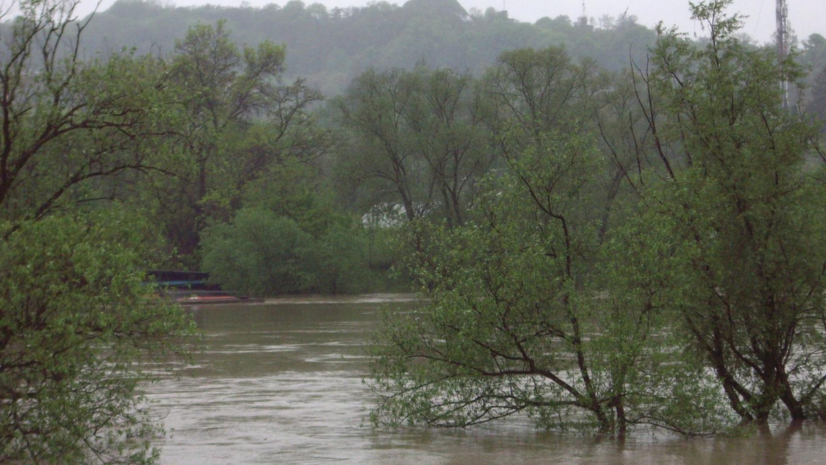 Na południu Polski nadal trwa powodziowy dramat. Przez Kraków przeszła fala kulminacyjna, która przerwała wały i zagroziła zmyciem kilku mostów. W stolicy Małopolski odnotowano niebezpieczny rekord - poziom wody przeroczył poziom podczas powodzi tysiąclecia w 1997 roku.