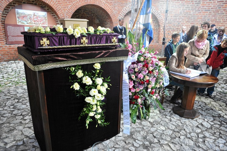 Urna z prochami Slawomira Mrozka i ksiega kondolencyjna wystawiona w dniu uroczystosci pogrzebowej dramatopisarza