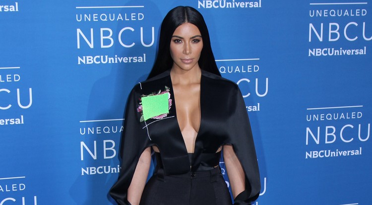 Lehet, hogy sportol valamit? Biciklis gatyóban pózol Kim Kardashian