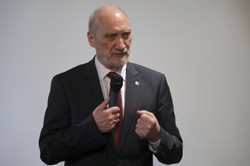 Macierewicz o Ukrainie: Polska stanęła przed największą szansą od 300 lat