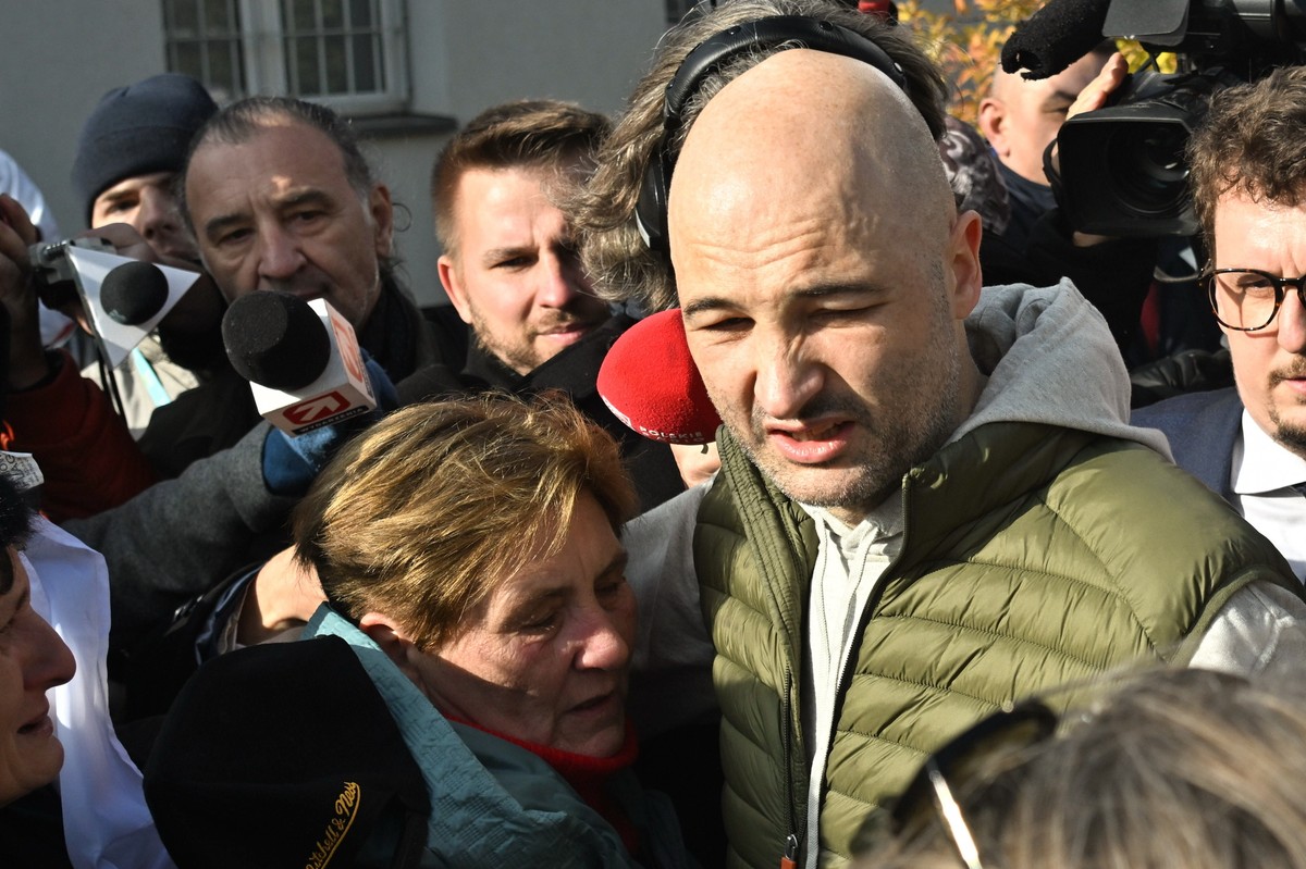 Warszawa, 25.10.2024. Ksiądz Michał Olszewski (P), podejrzany w śledztwie ws. Funduszu Sprawiedliwości, opuścił 25 bm. po południu Areszt Śledczy w Warszawie - Służewcu