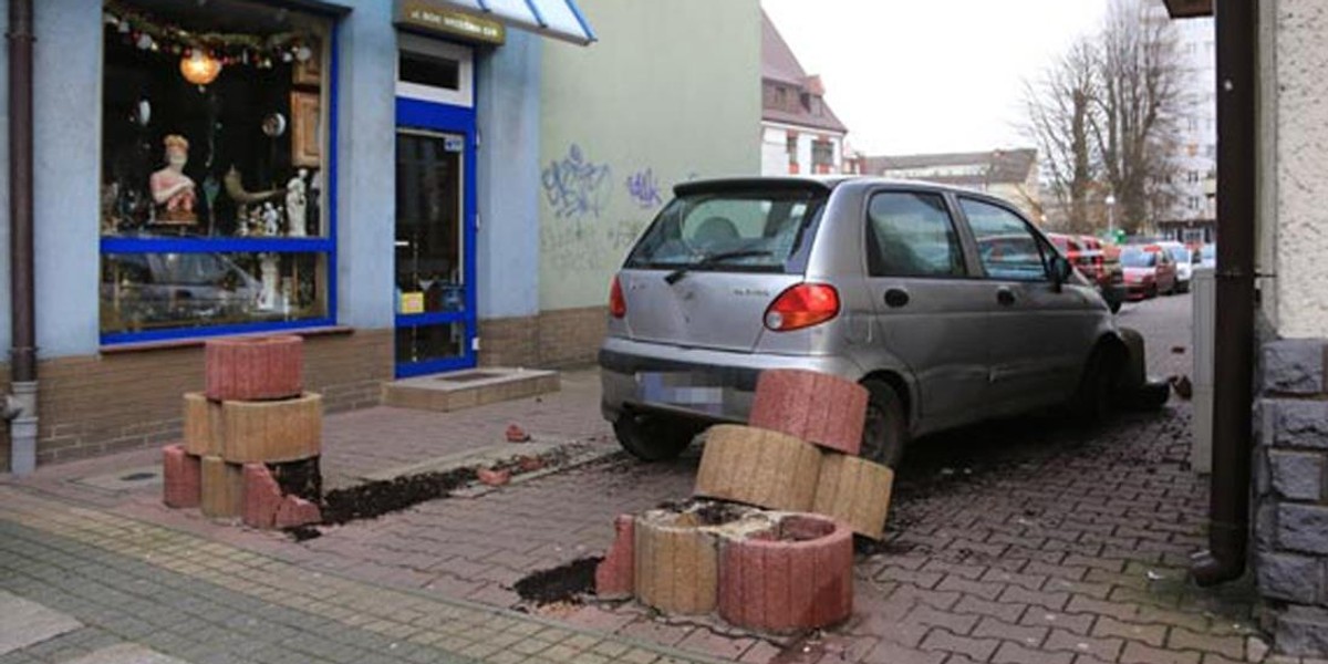 Kierowca uciekał przed policją. O mało nie wjechał w rodzinę z dzieckiem