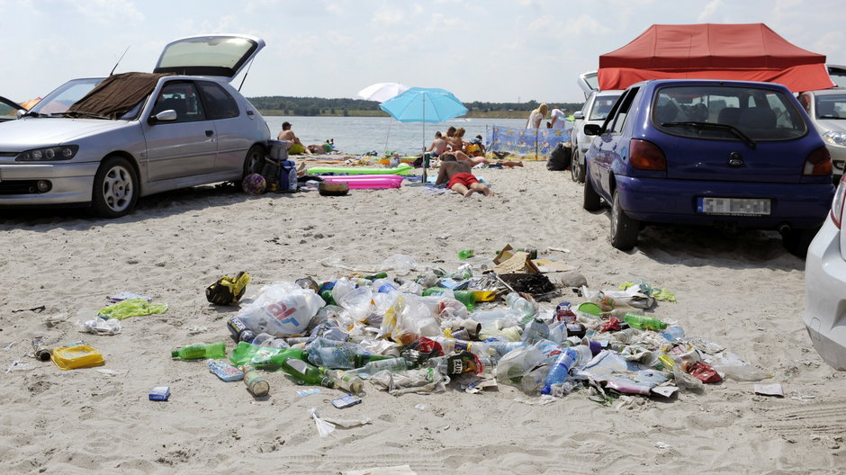 Polskie plaże toną w śmieciach. (Zdjęcie ilustracyjne)