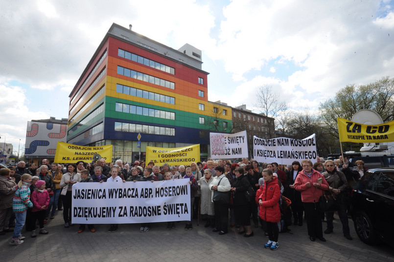 Kilkudziesięciu mieszkańców Jasienicy protestowało przed siedzibą kurii na warszawskiej Pradze. Domagali się otwarcia kościoła zamkniętego przedwczoraj przez arcybiskupa Henryka Hosera oraz przywrócenia odwołanego księdza Wojciecha Lemańskiego.