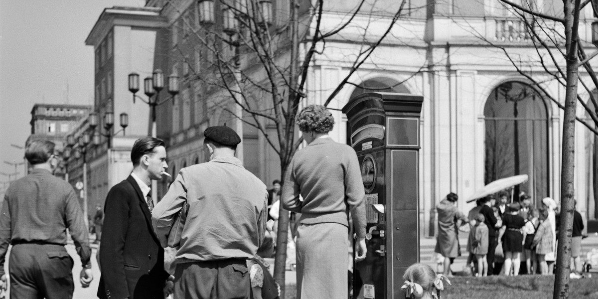 Waga na placu Centralnym, lata 60. XX w. (fot. Henryk Hermanowicz, wł. Muzeum Krakowa)