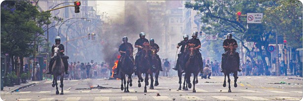 Po ogłoszeniu niewypłacalności przez Buenos Aires starcia z policją i szturmy na banki były codziennością. Dzięki wymuszonym reformom Argentyna wróciła jednak na ścieżkę gospodarczego wzrostu