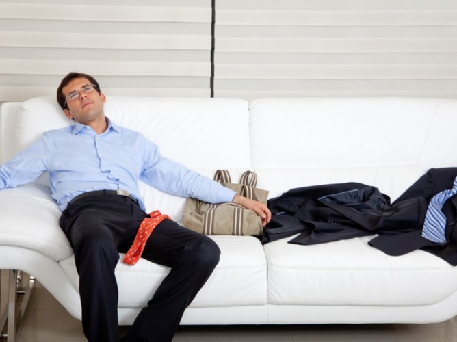 Rozrzucanie po mieszkaniu elementów garderoby