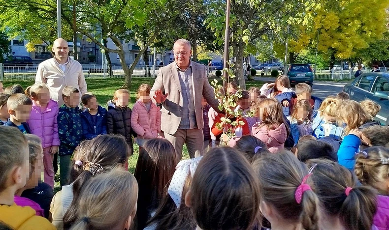 Mališani zasadili Drvo generacije