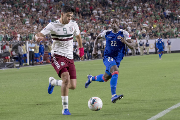 Gol Raula Jimeneza w dogrywce dał awans do finału CONCACAF. Meksyk męczył się z Haiti