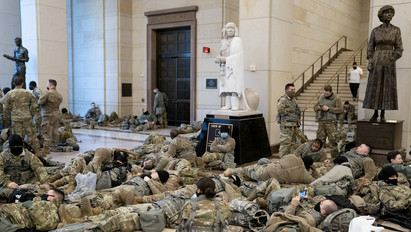 A márvány padlón fekszenek a fegyveresek: megszállták a Capitoliumot a Nemzeti Gárda tagjai – galéria