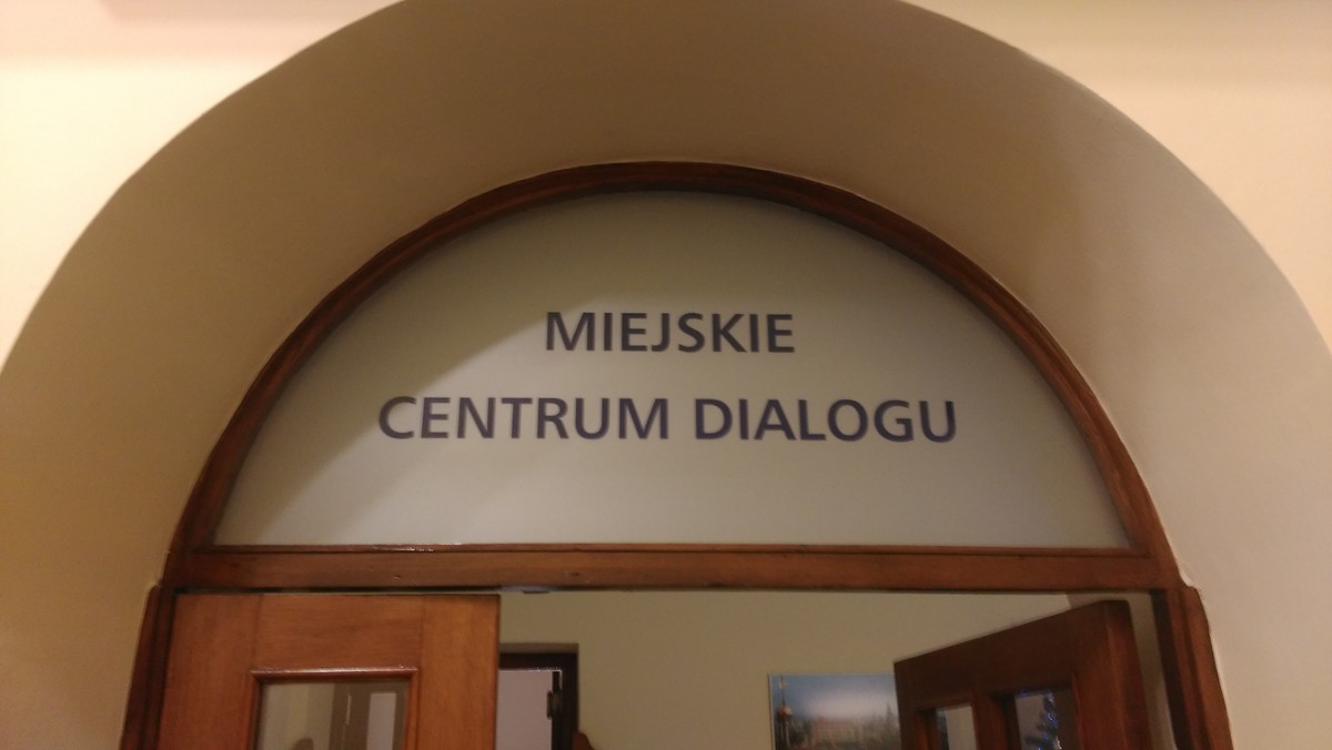 Na Brackiej 10 w Krakowie ruszyło Miejskie Centrum Dialogu, w którym mieszkańcy, aktywiści i organizacje pozarządowe uzyskają wsparcie urzędników w procesie konsultacji społecznych czy dla każdego pomysłu, który może się przyczynić do poprawy jakości życia publicznego.