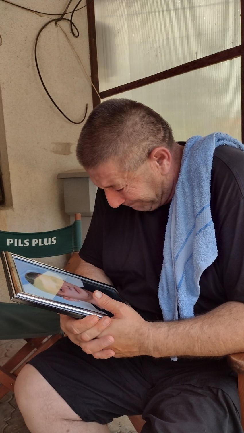 Dejan Stanković ne prestaje da plače, grli i ljubi sliku svog sina jedinca