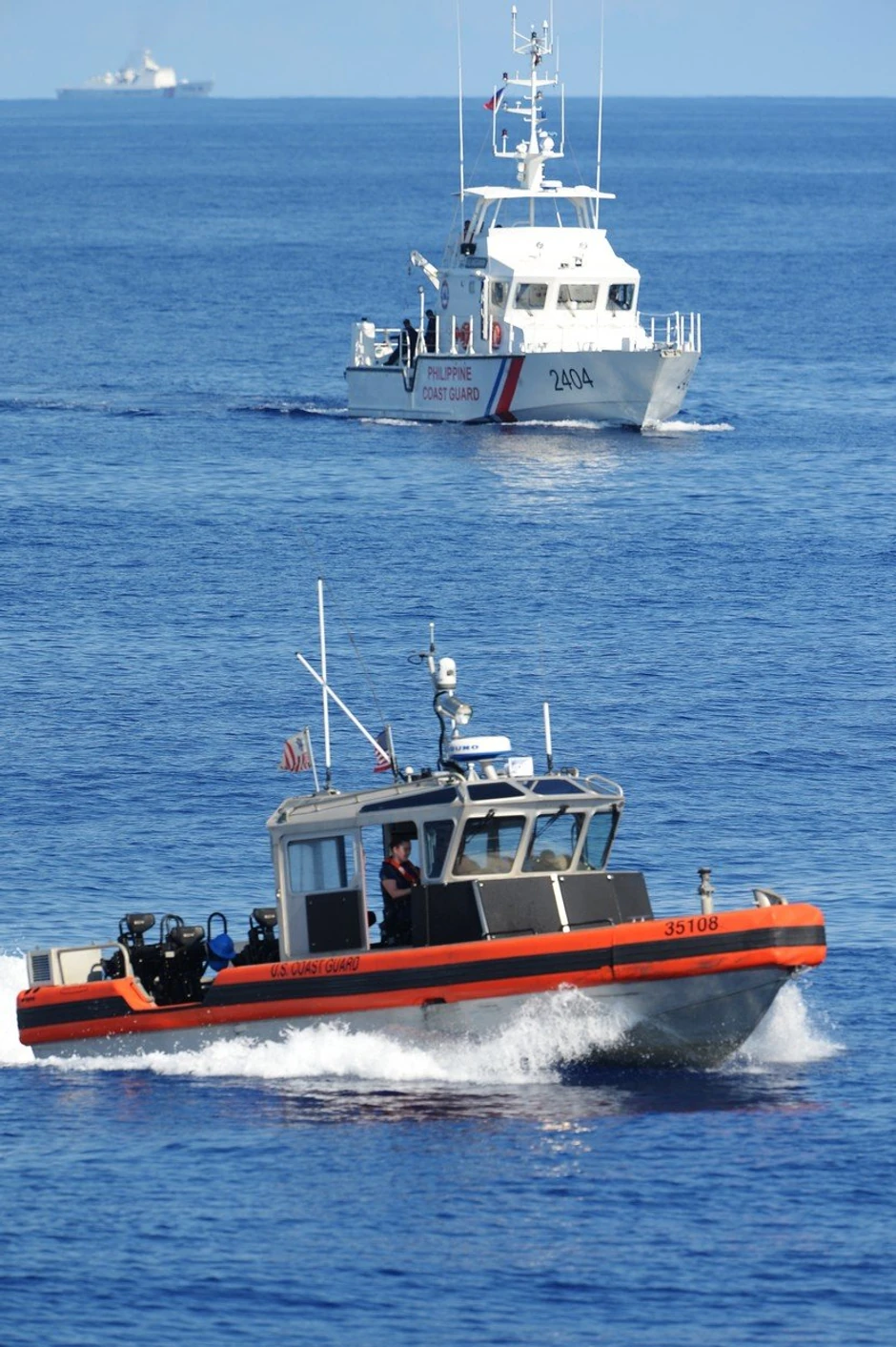 Kineska obalska straža nadgleda filipinski brod tokom zajedničkih manevara sa SAD
