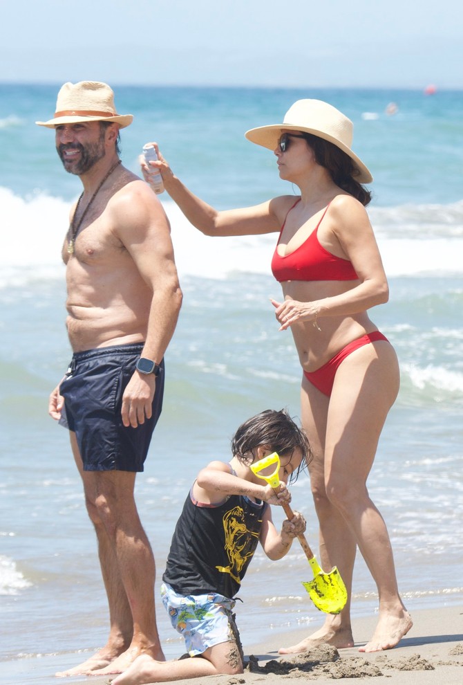 Glumica je uživala sa porodicom na plaži 
