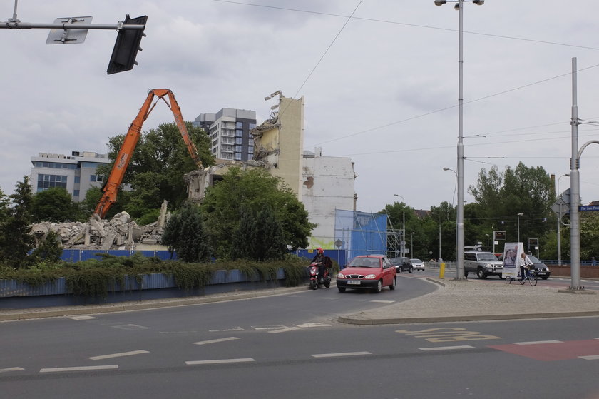 Wyburzanie budynku Cuprum przy pl. Jana Pawła II we Wrocławiu