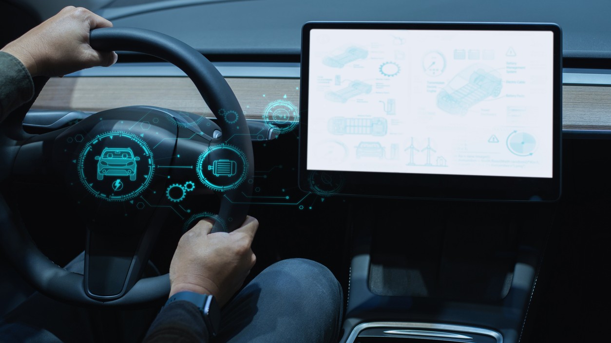 Moderný infotainment systém s pripojeným smartfónom – v momente pripojenia telefónu auto získa prístup ku kontaktom, histórii hovorov aj polohovým dátam. 