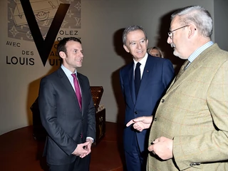 Bernard Arnault na otwarciu wystawy „Volez, Voguez, Voyagez — Louis Vuitton” w Paryżu. Obok niego Emmanuel Macron, wówczas francuski minister gospodarki