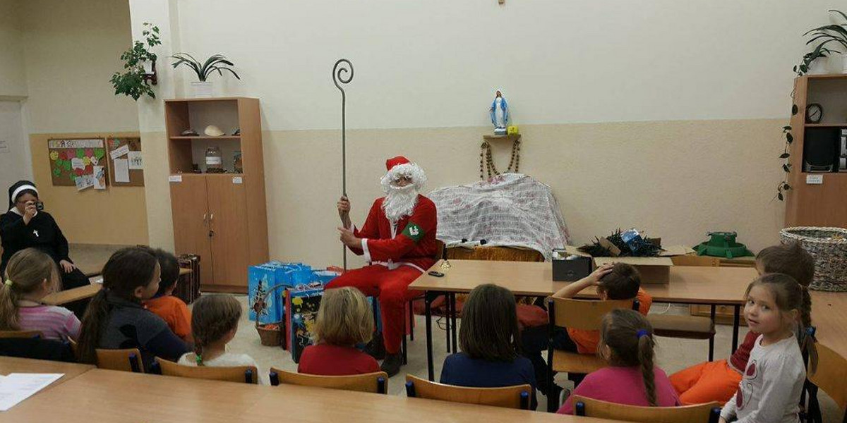Mikołaj „nacjonalista” przywiózł prezenty dzieciom z Caritasu!