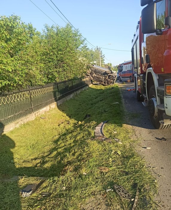 Zasnął za kierownicą samochodu. Obudził się na przydrożnym płocie 