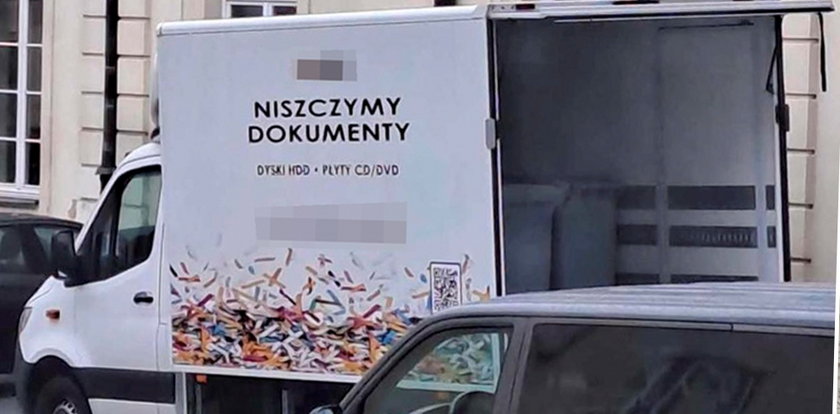 Tajemnicza furgonetka przed ministerstwem. Zadzwoniliśmy do tej firmy. "W tym tygodniu pracy mamy sporo"