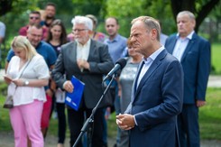 Tusk: Obrzucenie jajami pojazdów prezesa PiS to prowokacja. To stara metoda Kaczyńskiego
