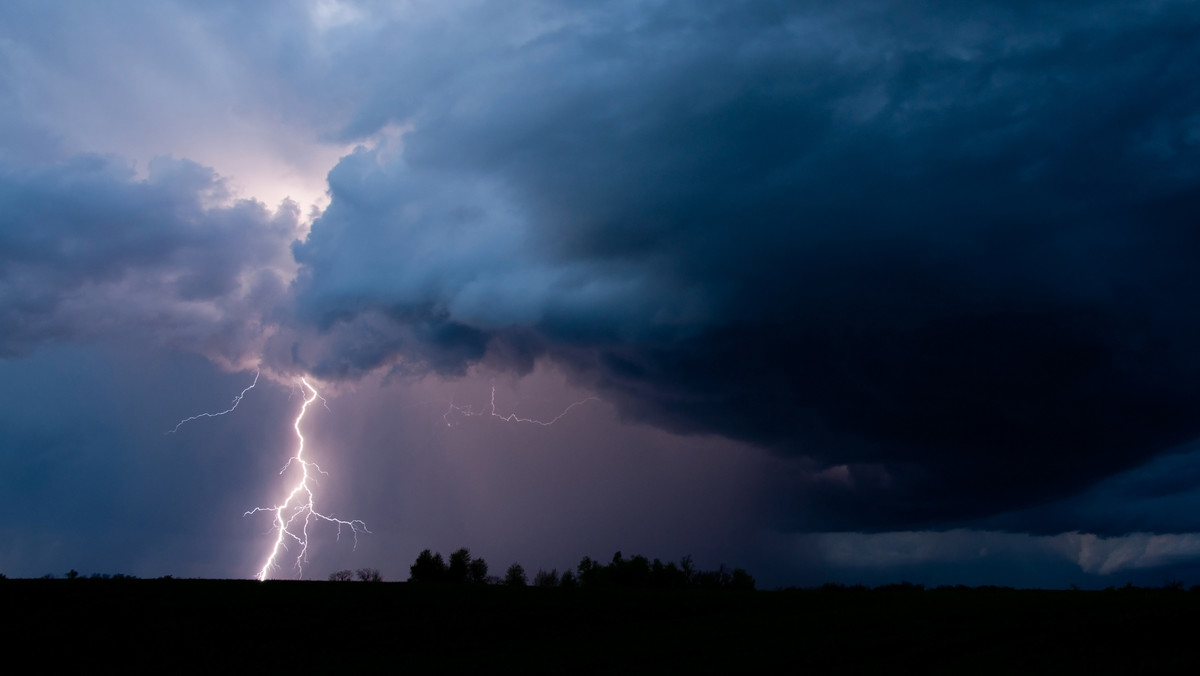 Instytut Meteorologii i Gospodarki Wodnej prognozuje ostrzeżenia przed burzami z gradem dla czternastu województw. Dziś niekorzystne warunki nie powinny doskwierać jedynie mieszkańcom Podlasia i Lubelszczyzny.