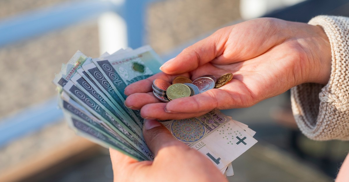 Jak zaoszczędzić 13,4 mld zł rocznie? Propozycja: wprowadzenie progu dochodowego dla 800 plus oraz 13. i 14. emerytury. w tej chwili 80 proc. świadczeń omija najbiedniejszych