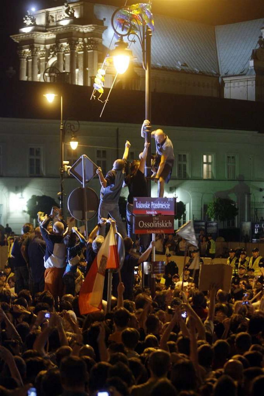 Piknik pod krzyżem przed Pałacem Prezydenckim