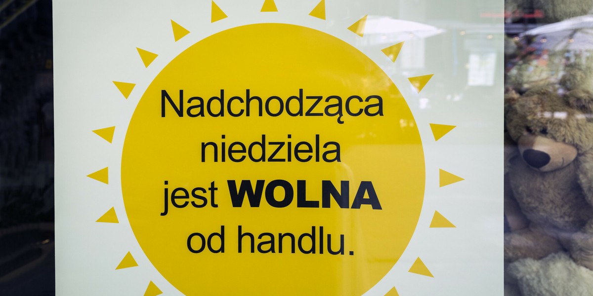 Licząc z drugą połową dnia w Wigilię, sklepy pozostają zamknięte przez trzy i pół dnia, czyli pół tygodnia. 