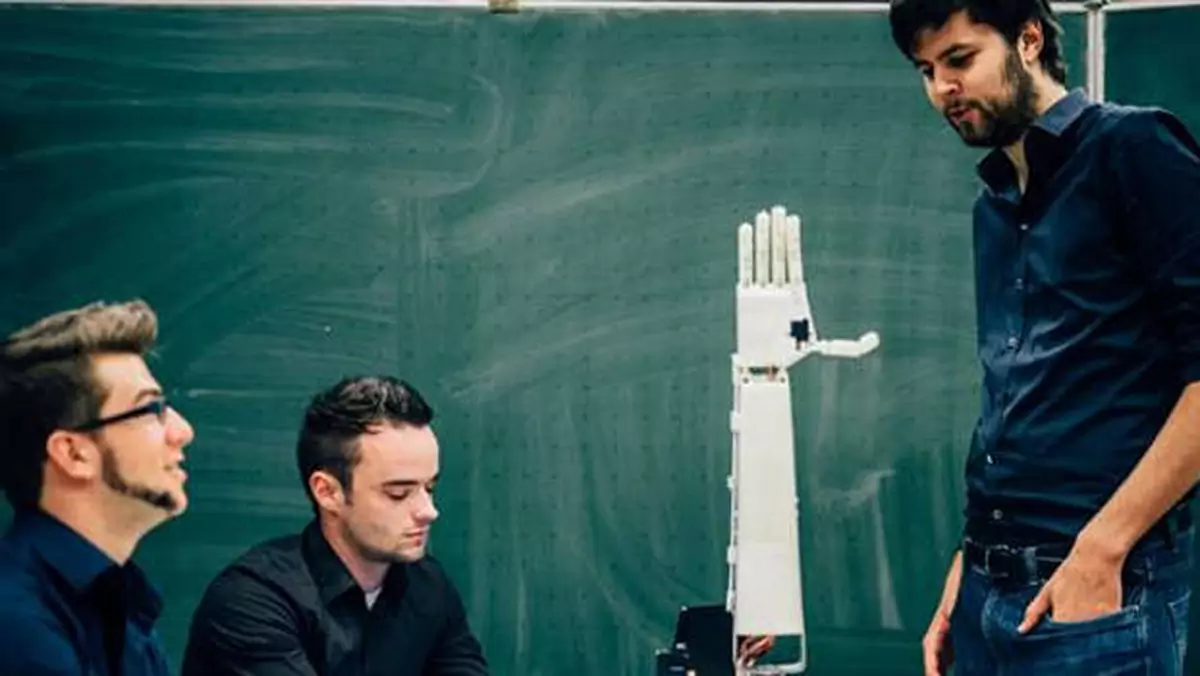 Robotyczne ramię z drukarki 3D, które tłumaczy w języku migowym