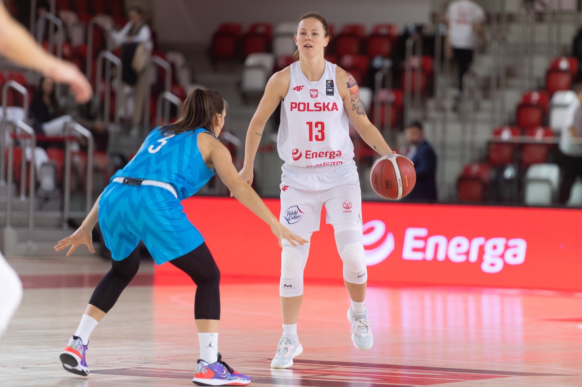 Weronika Gajda (P) i Teja Oblak (L) ze Słowenii podczas meczu eliminacyjnego mistrzostw Europy koszykarek w Gnieźnie