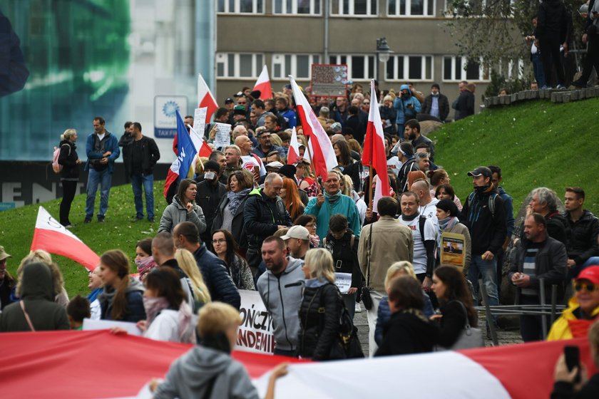 Uważają, że pandemii nie ma i protestują. Szokujące obrazki z Polski