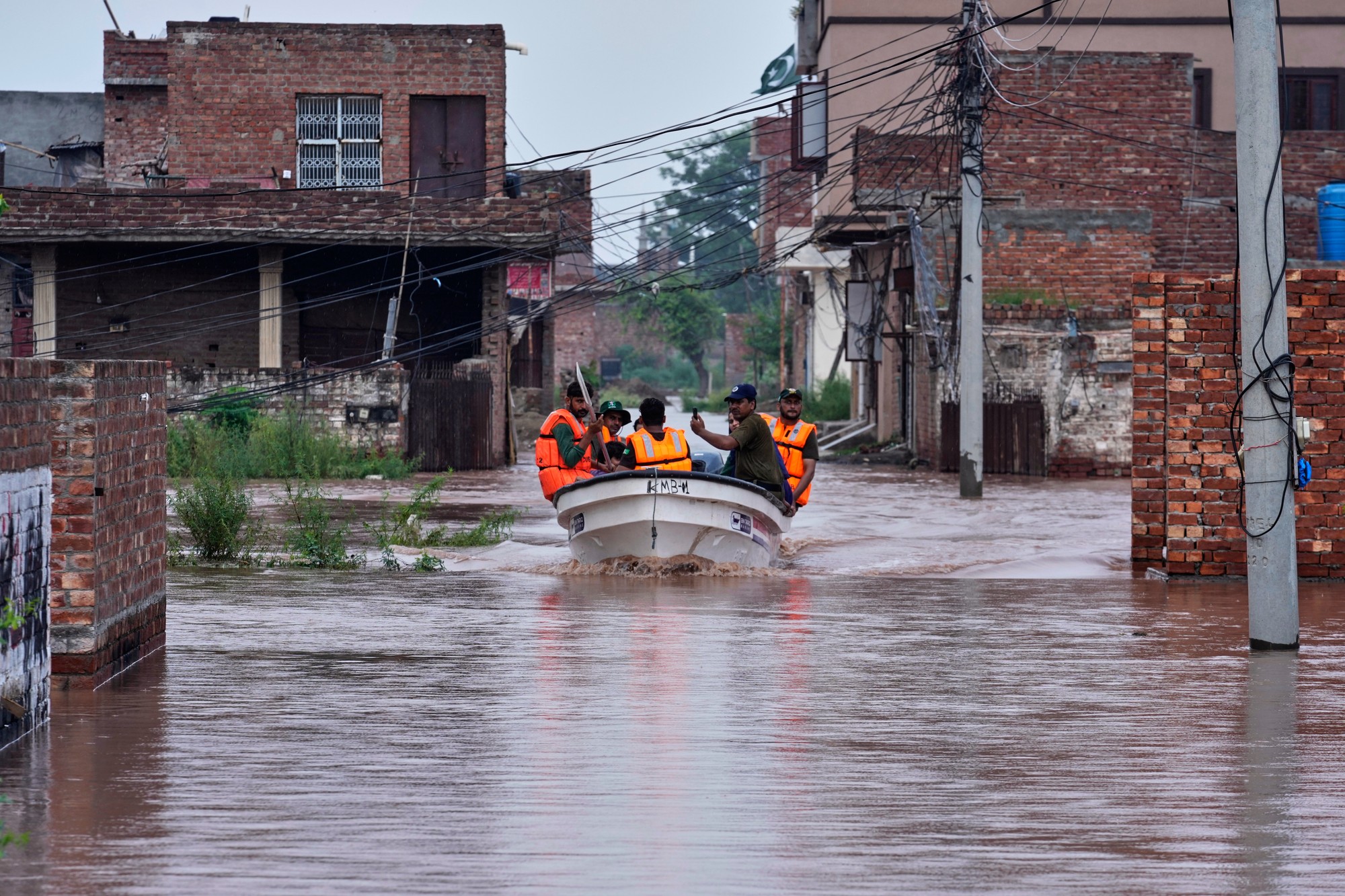 Pakistan evakuoval vyše pol milióna ľudí v dôsledku povodní spôsobených dažďami.