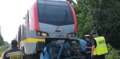 Śmierć na torach. Pociąg zmiażdżył auto