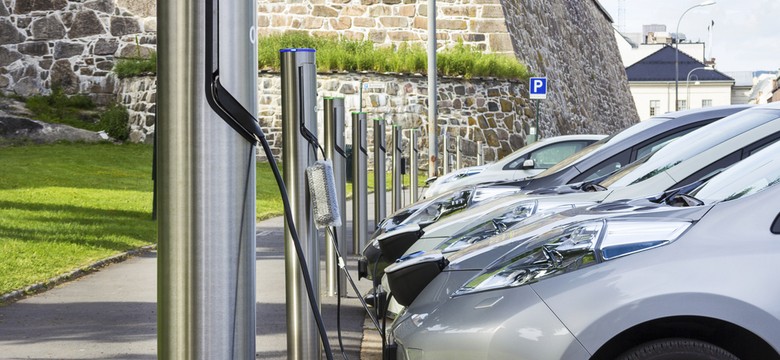 Stacje ładowania aut elektrycznych co 60 km. Jest decyzja w tej sprawie
