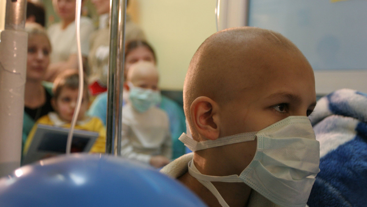 Dzieci chore na raka powinny wiedzieć, że chorują. Oszukiwane dziecko traci zaufanie do dorosłych, a wtedy leczenie jest trudniejsze - uważa ordynator oddziału onkologicznego szpitala dziecięcego w Kielcach dr Grażyna Karolczyk.
