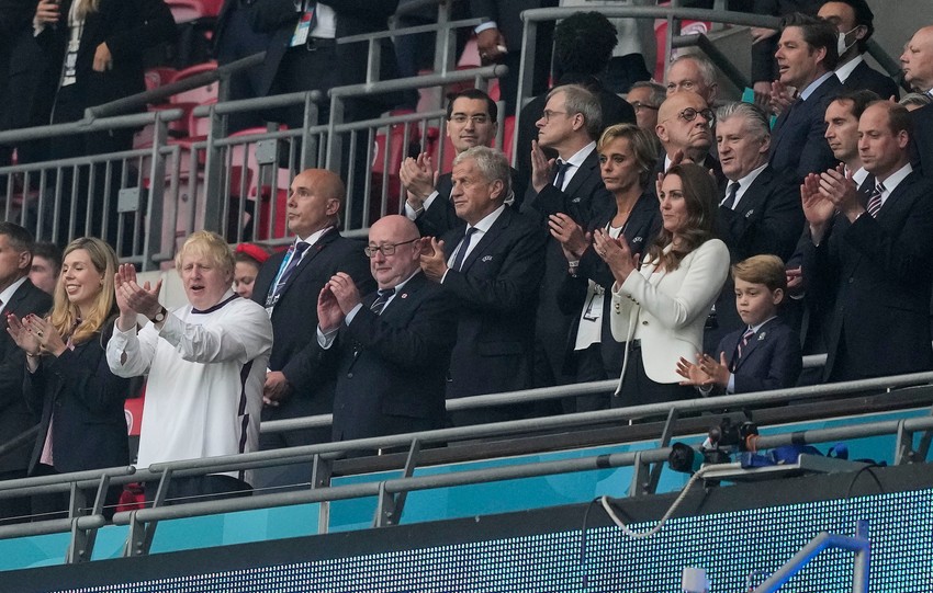 Princ Džordž sa roditeljima na utakmici Engleska-Italija