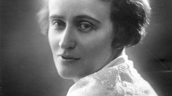 Urzędniczka i czarownica, która zmieniła datę urodzin. Sekrety poetki zakochanej w Marszałku