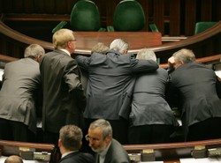 21 byłych posłów dostało podwójną odprawę