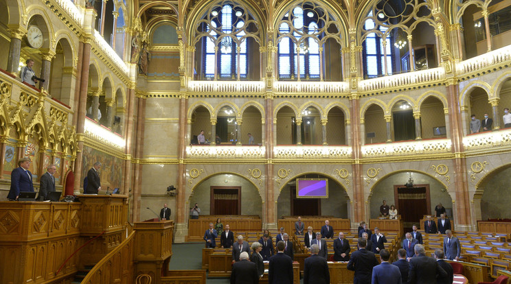 A képviselők egyperces néma felállással emlékeznek meg az elhunyt Pongrácz József korábbi MDF-es parlamenti képviselőről az Országgyűlés plenáris ülésén / Fotó: MTI/Kovács Attila