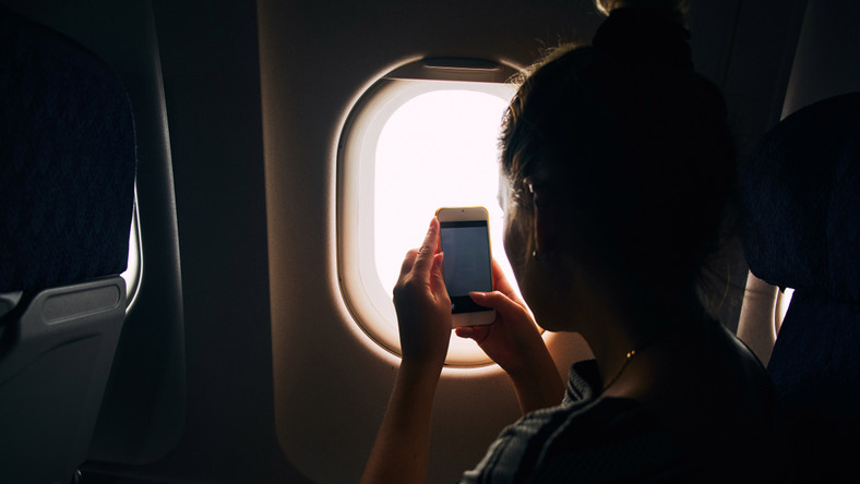 Dlaczego w samolocie podczas startu i lądowania muszą być odsłonięte okna?
