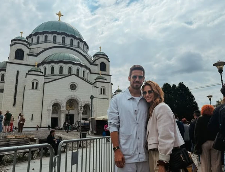Nikola Rokvić i Bojana Barović ispred Hrama Svetog Save