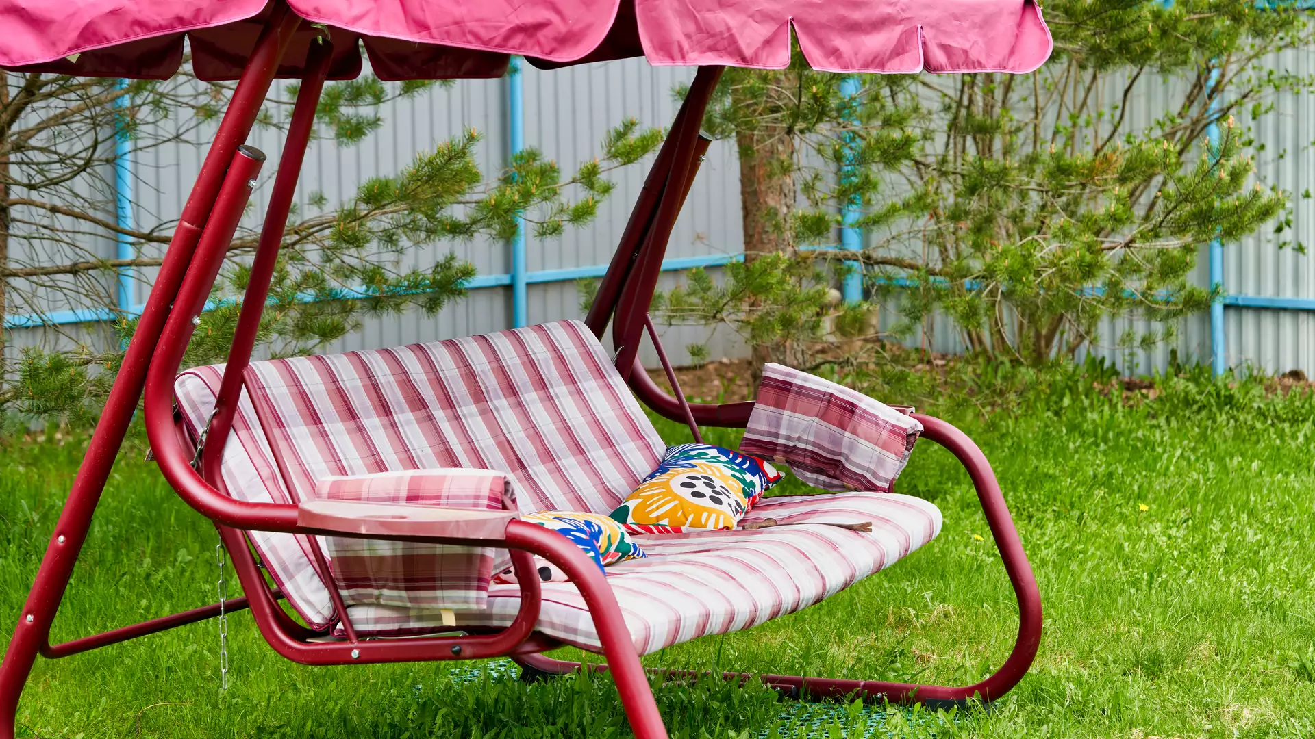 Relaks w ogrodzie — lepsza huśtawka czy rozkładany leżak?