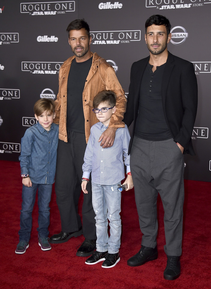 Ricky Martin i Jwan Yosef z dziećmi na premierze "Rogue One: A Star Wars Story"