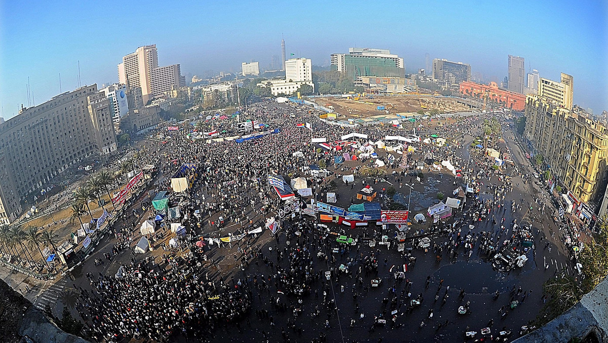 Tysiące Egipcjan gromadzą się dzisiaj na placu Tahrir w Kairze w rocznicę wybuchu społecznych protestów, które przed rokiem doprowadziły do obalenia prezydenta Hosniego Mubaraka. Na ten dzień zapowiedziano też częściowe zniesienie stanu wyjątkowego.