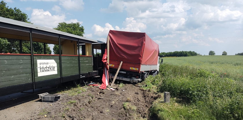 O krok od tragedii. Zderzenie ciężarówki z pociągiem na przejeździe kolejowym w Rogowie pod Łodzią. Kolejka wąskotorowa była pełna turystów