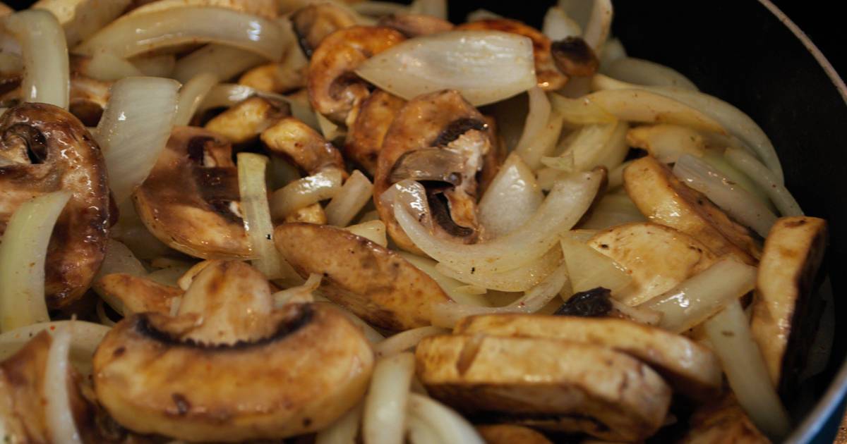 Częsty błąd podczas smażenia grzybów z cebulką. Chodzi o kolejność