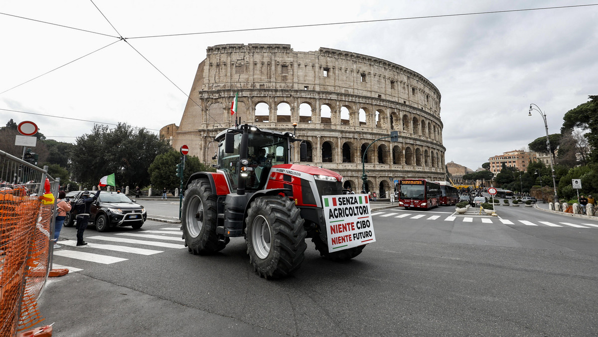 Rolnicy protestują we Włoszech. Przyjechali ciągnikami do Rzymu 