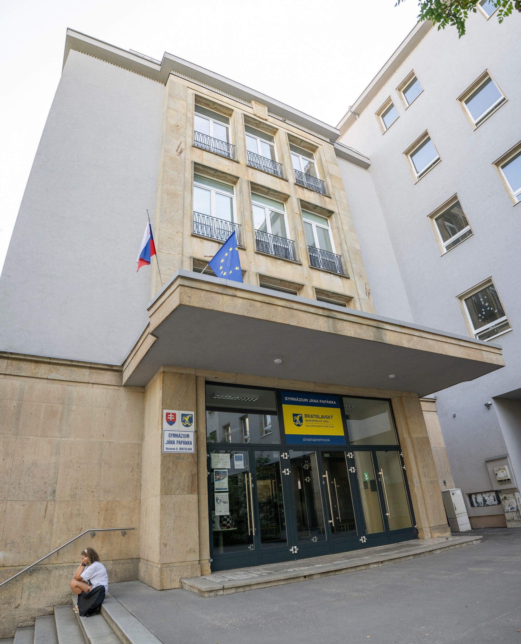 Hrozbu zamínovania preverovali na viacerých školách v Bratislave.
